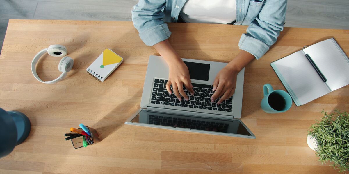 Fixed-price versus hourly freelance contracts comparison
